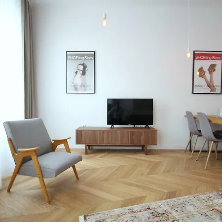 Diagonal Apartment *