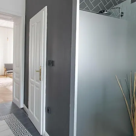 Diagonal Apartment *