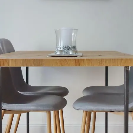 Diagonal Apartment *