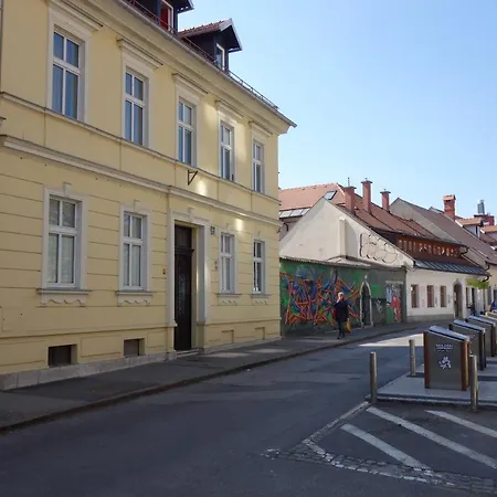 Diagonal Apartment Ljubljana